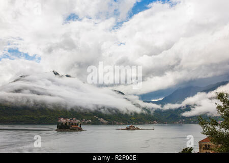 Boka Kotorska (Bucht von Kotor) und den Inseln Sveti Đorđe (St. George) und Gospa od Škrpjela (Unsere Dame der Felsen) von Sapri, Montenegro Stockfoto