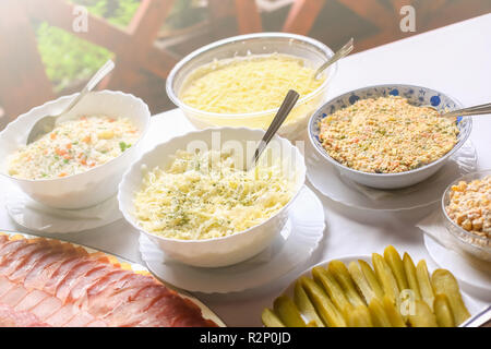 Verschiedene Arten von leckeren Salaten. Hochzeitstag in der Tabelle. Stockfoto