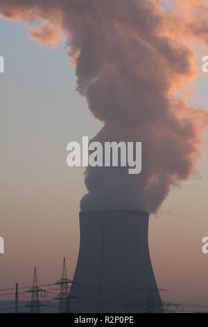 Isar Atomkraftwerk im Sonnenuntergang Stockfoto