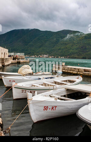 Fischerboote in den winzigen Hafen von Perast, Bucht von Kotor, Montenegro günstig Stockfoto