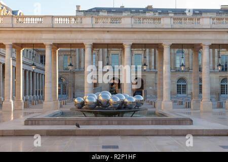 Fontaines de Pol Bury im Royal Palace (Palais Royal) Innenhof. Paris, Frankreich Stockfoto