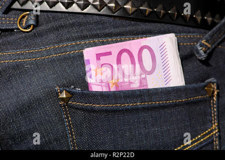 fünfhundert Euro-Scheine in der Tasche Stockfoto