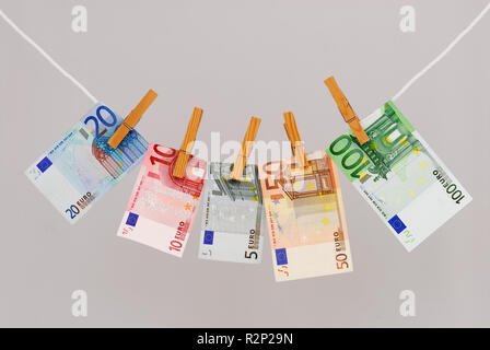 Euro-banknoten auf wäscheleine Stockfoto
