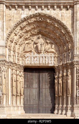 Die Kathedrale von Chartres oder Kathedrale Unserer Lieben Frau von Chartres (Cathedrale Notre-Dame de Chartres). Zentrales Portal der Westfassade (Portail Royal). Chartr Stockfoto