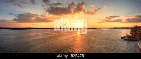 Neue Pass von Estero Bay Sonnenuntergang in Bonita Springs, Florida. Stockfoto