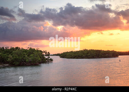 Neue Pass von Estero Bay Sonnenuntergang in Bonita Springs, Florida. Stockfoto