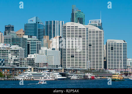 Detail von der Sydney Skyline am Darling Harbour und Cockle Bay und King Street Wharf, von Balmain gesehen. Stockfoto