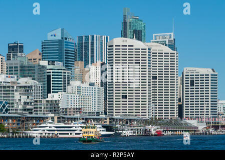 Detail von der Sydney Skyline am Darling Harbour und Cockle Bay und King Street Wharf, von Balmain gesehen. Stockfoto