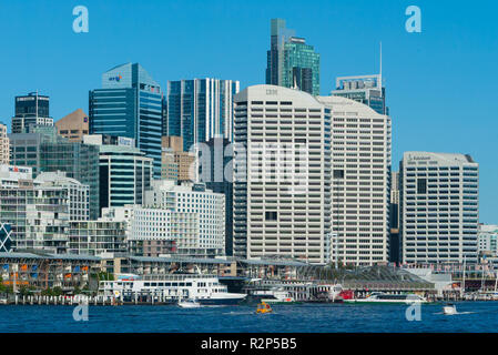 Detail von der Sydney Skyline am Darling Harbour und Cockle Bay und King Street Wharf, von Balmain gesehen. Stockfoto