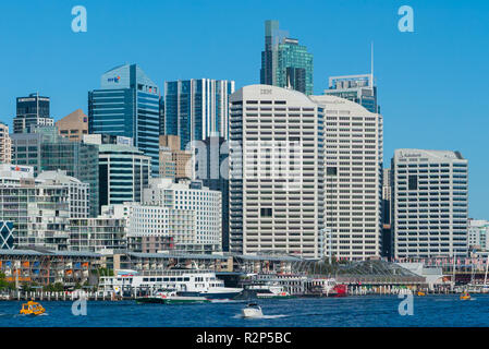 Detail von der Sydney Skyline am Darling Harbour und Cockle Bay und King Street Wharf, von Balmain gesehen. Stockfoto