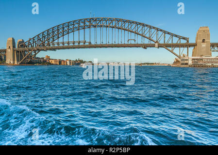 Sydney Harbour Bridge im Hafen von Sydney, Sydney, New South Wales, Australien, von der Fähre zu Balmain gesehen. Stockfoto