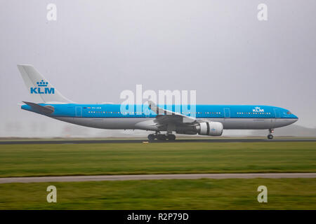 KLM Royal Dutch Airlines Airbus A330-300 mit der Registrierung PH-AKB Landung in nebligen Wetter am Amsterdamer Flughafen Schiphol in den Niederlanden. Das Flugzeug hat den Namen Piazza Navona - Roma. KLM betreibt eine Flotte von 117 Flugzeugen, 13 von ihnen sind verschiedene Editionen von Airbus A330. Stockfoto