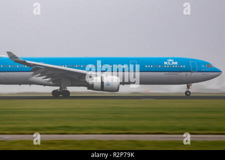 KLM Royal Dutch Airlines Airbus A330-300 mit der Registrierung PH-AKB Landung in nebligen Wetter am Amsterdamer Flughafen Schiphol in den Niederlanden. Das Flugzeug hat den Namen Piazza Navona - Roma. KLM betreibt eine Flotte von 117 Flugzeugen, 13 von ihnen sind verschiedene Editionen von Airbus A330. Stockfoto