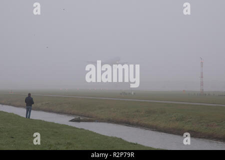 KLM Royal Dutch Airlines Airbus A330-300 mit der Registrierung PH-AKB Landung in nebligen Wetter am Amsterdamer Flughafen Schiphol in den Niederlanden. Das Flugzeug hat den Namen Piazza Navona - Roma. KLM betreibt eine Flotte von 117 Flugzeugen, 13 von ihnen sind verschiedene Editionen von Airbus A330. Stockfoto