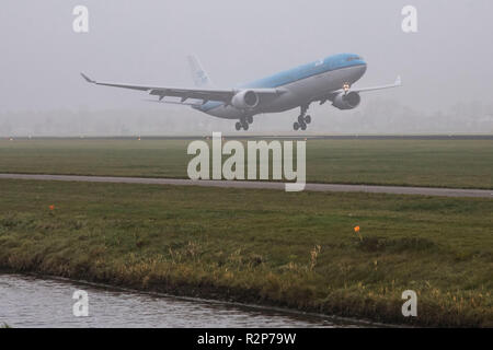 KLM Royal Dutch Airlines Airbus A330-300 mit der Registrierung PH-AKB Landung in nebligen Wetter am Amsterdamer Flughafen Schiphol in den Niederlanden. Das Flugzeug hat den Namen Piazza Navona - Roma. KLM betreibt eine Flotte von 117 Flugzeugen, 13 von ihnen sind verschiedene Editionen von Airbus A330. Stockfoto