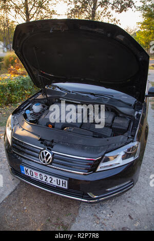 Belgrad, Serbien, 14. Oktober. 2018: Passat B7 Blue Motion im Inneren der Haube Stockfoto