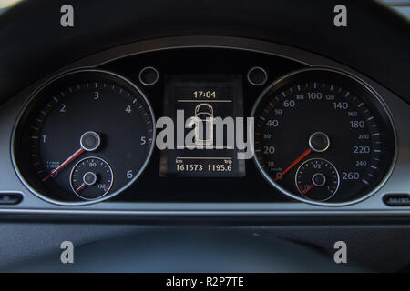 Belgrad, Serbien, 14. Oktober. 2018: Passat B7 Blue Motion dashboard Stockfoto