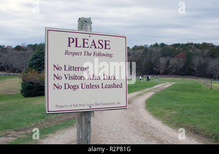 Schild Bitte beachten Sie Folgendes: Kein Abfall, keine Besucher nach Einbruch der Dunkelheit und keine Hunde, es sei denn, Angeleint an Bourne Farm, Falmouth, Cape Cod Stockfoto