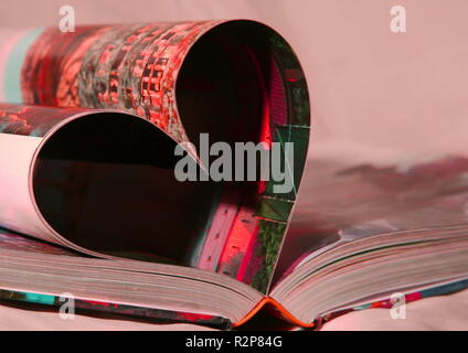 Rotes Herz aus Buch Seiten Stockfoto