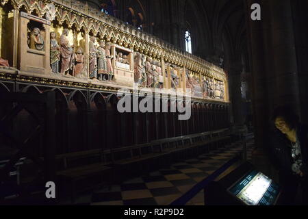 Holzplatten für das 14. Jahrhundert mit Szenen aus dem Leben des Jesus Christus im Inneren der Kathedrale Notre Dame, Paris, Frankreich. Stockfoto