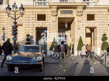 Citroen DS 21 vor dem Hotel de Crillon, Paris, Frankreich geparkt Stockfoto