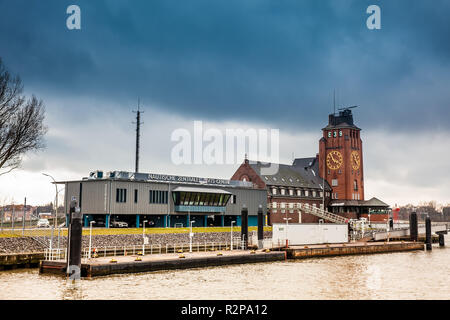 HAMBURG, DEUTSCHLAND - MÄRZ 2018: Navigator Turm in Finkenwerder am Ufer der Elbe in Hamburg Stockfoto