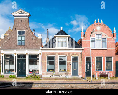 Vorderansicht von drei historischen Häuser in der Altstadt von Workum, Friesland, Niederlande Stockfoto