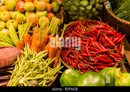 Immer noch leben Der bunt leuchtenden Gemüse auf asiatische Markt, rote Chilis im Vordergrund. Stockfoto