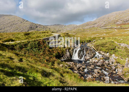 Wasserfall in der Caha Mountains auf der Beara Halbinsel im Südwesten von Irland, üppige Vegetation Stockfoto