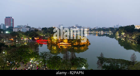 Hoan Kiem Lake in Hanoi am Abend beleuchteten Ufer und beleuchtete Brücke, Insel Ngoc Son Tempel), von oben, Panorama Stockfoto