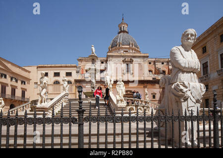 Fontana della Vergogna Brunnen, Piazza Pretoria und Kirche San Giuseppe dei Teatini, Palermo, Sizilien, Italien, Europa Stockfoto