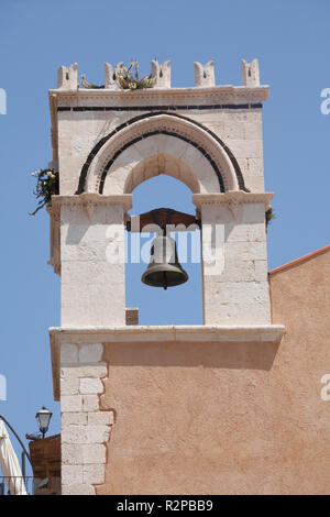 Glockenturm, der Piazza IX Aprile, der Corso Umberto (Hauptstraße), Kirche San Giuseppe, ehemalige Kirche des Heiligen Augustinus (heute Bibliothek), Taormina, Provinz Messina, Sizilien, Italien, Europa Stockfoto