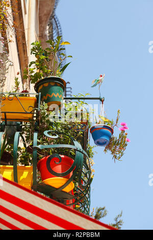 Blumentopf und Balkon, altes Haus Fassade, Corso Umberto (Hauptstraße), Taormina, Provinz Messina, Sizilien, Italien, Europa Stockfoto