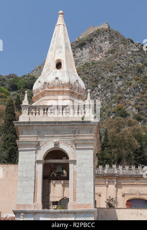 Glockenturm, der Piazza IX Aprile, der Corso Umberto (Hauptstraße), Kirche San Giuseppe, Taormina, Provinz Messina, Sizilien, Italien, Europa Stockfoto