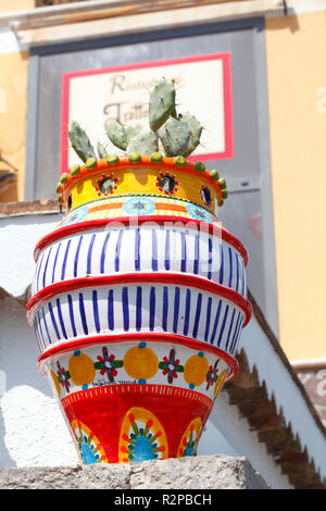 Kakteen, in bunten Übertopf, Altstadt, Taormina, Provinz Messina, Sizilien, Italien, Europa Stockfoto