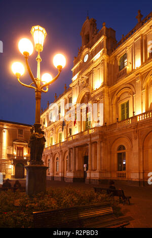 Piazza Università, iculorum Gymnasium", Universität Catania, Metropole Catania bei Dämmerung, Catania, Sizilien, Italien, Europa Stockfoto