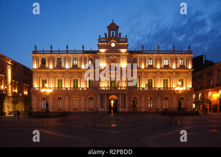 Piazza Università, iculorum Gymnasium", Universität Catania, Metropole Catania bei Dämmerung, Catania, Sizilien, Italien, Europa Stockfoto