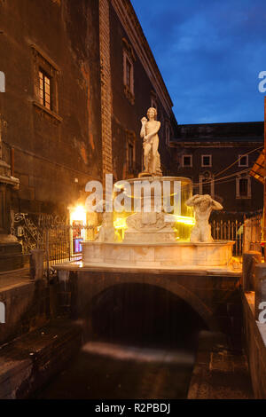 Amenano Brunnen, Piazza del Duomo, in der Dämmerung, Catania, Sizilien, Italien, Europa Stockfoto