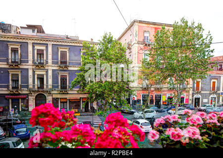 Blick auf die Piazza San Domenico von einem Balkon mit Blumen, Catania, Sizilien, Italien, Europa Stockfoto