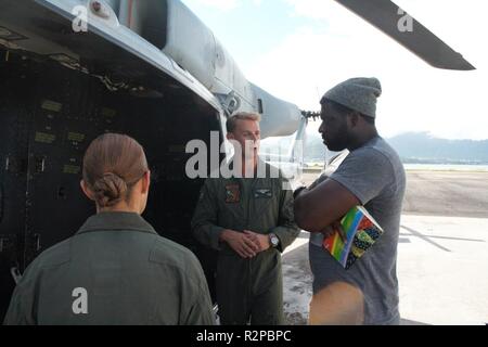 Us Marine Kapitän Steve Vining, ein Pilot mit Marine Light Attack Helicopter Squadron 367, zeigt Schauspieler Stephen Hill um Ein UH-1Y Huey Hubschrauber, auf Marine Corps Base Hawaii, November 2, 2018. Hügel spielt eine ehemalige Marine Huey Pilot als Theodore 'TC' Calvin auf der TV-Serie Magnum P.I. Stockfoto