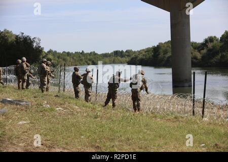 Soldaten concertina Draht in eine Position entlang der südwestlichen Grenze der Vereinigten Staaten in der Nähe von Hidalgo, Texas bereitstellen. Us-Armee Norden ist unter der Aufsicht des US Northern Command an der südwestlichen Grenze das Ministerium für Heimatschutz und der Zoll und Grenzschutz Mission der Grenze zu unterstützen. November 2, 2018. Stockfoto