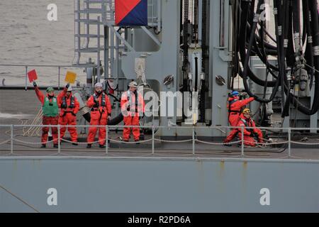 Matrosen an Bord Standing NATO Maritime Group 2 (Snmg 2) Schiff Spanische tanker ESPS Kantabrien Signal an portugiesische Fregatte NFP Corte-Real Da es sich um eine Auffüllung auf See führt am 1. November 2018 im Rahmen der NATO-Übung "Trident"-Phase. Trident Zeitpunkt 2018 ist der NATO grösste Übung in vielen Jahren, in denen rund 50.000 Mitarbeiter aus allen 29 Verbündeten, plus Partner in Finnland und in Schweden. Rund 65 Schiffe, 250 Flugzeuge und 10.000 Fahrzeuge teilnehmen wird. Stockfoto