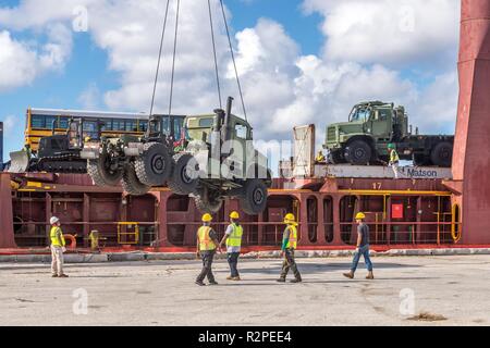 TINIAN, Commonwealth der Nördlichen Marianen Inseln (Nov. 4, 2018) ein Medium Tactical Vehicle (MTVR) zugeordnet zu Naval Mobile Konstruktion Bataillon (NMCB) 1 an der Tinian Wharf ist für die Verwendung durch den Seabees während der Wiederherstellung Bemühungen folgenden Super Typhoon Yutu ausgelagert. NMCB 1 erhielt mehr als 40 Stücke von schweren Maschinen, die ihre Kapazität und die Fähigkeit zu betreiben. Service Mitglieder aus der gemeinsamen Region Marianas und Indopazifik Befehl bieten Verteidigungsministerium Unterstützung des Commonwealth von zivilen und lokalen Beamten der Nördlichen Marianen" als Teil der Stockfoto