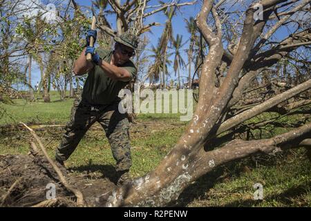 Sgt. Juan Acosta, ein Food Service Spezialist mit Combat Logistik Bataillon 31, koteletts einen umgestürzten Baum am Denkmal der Veteran während der US-Verteidigung Unterstützung der zivilen Behörden Hilfsmaßnahmen auf Tinian, Commonwealth der Nördlichen Marianen, November 4, 2018. Acosta, ein Eingeborener von Los Angeles, graduiert von Huntington Park High School im Mai 2012, bevor er im Oktober des gleichen Jahres. Unternehmen, staatliche Gebäude, Häuser und Schulen wurden stark von Super Typhoon Yutu, die einen direkten Treffer mit verheerenden Auswirkungen auf Tinian Okt. 25 Verpackung 170 MPH Winde gemacht beschädigt - es ist die zweite starke Stockfoto