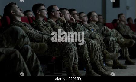Soldaten der US-Army Central sehen Sie sich den Film "Patton" der 3. Armee upcoming Centennial in Camp Arifjan, Kuwait, Nov. 3, 2018 zu feiern. Mit Schwerpunkt auf der 3. Armee Geschichte baut Espirit de Corps unter Vorwärts eingesetzten Soldaten in USARCENT. Stockfoto