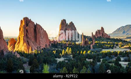 Ein Blick auf den Sonnenaufgang am Garten der Götter Park in Colorado Springs, CO. Stockfoto