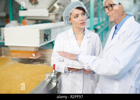 Arbeitnehmer beaufsichtigen die Nahrungsmittelproduktion Stockfoto