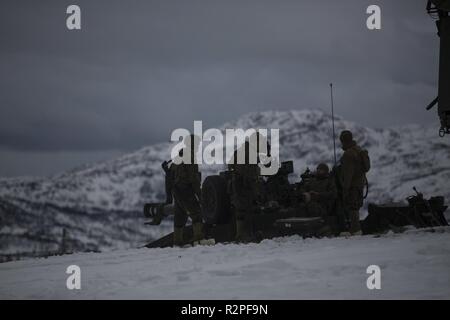 Us-Marines mit Echo. Akku, 2. Bataillon, 10 Marine Regiment, 2nd Marine Division, die M-777 Haubitze für fiktive Brand Missionen zur Unterstützung der offensive Operationen Vorbereitung während der Übung Trident Stelle in Norwegen, Nov. 2, 2018. Trident Punkt 18 zeigt II Marine Expeditionary Forces Fähigkeit bereitstellen, beschäftigen, und die Marine Air-Ground Task Force erneut bereitstellen, während die Verbesserung der Interoperabilität mit NATO-Verbündeten und Partnern. Stockfoto