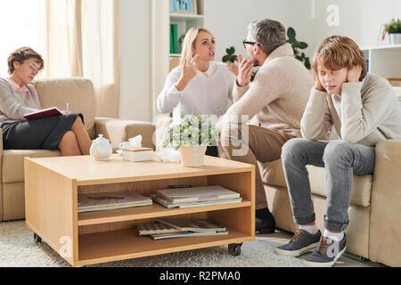 Nervöse Eltern in Konflikt Stockfoto
