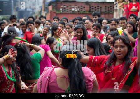 Kathmandu, Nepal. Junge Damen tanzen während Teej Festival Stockfoto